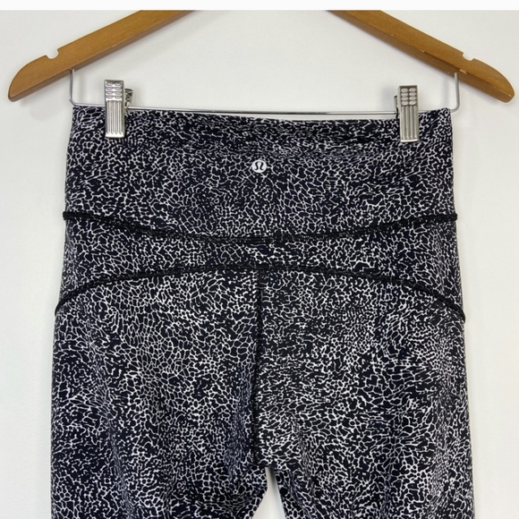 Lululemon In Movement Tight 25" *Everlux Diffuse Starlight Black - Picture 9 of 11